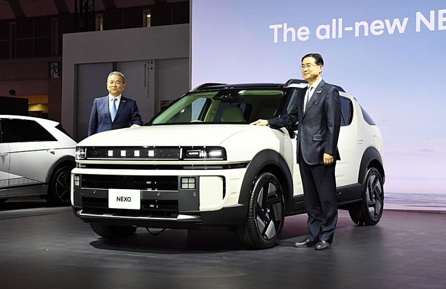 현대차일본법인(HMJ) 시메기 토시유키 법인장(왼쪽)과 현대차 정유석 부사장이 재팬 모빌리티쇼 2025 보도 발표 이후 넥쏘 옆에서 포즈를 취했다. /한국자동차전문기자협회 제공.