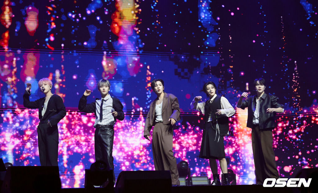 그룹 위아이(WEi)의 미니 8집 ‘Wonderland(원더랜드)’ 발매 기념 쇼케이스가 29일 서울 광진구 예스24라이브홀에서 열었다.‘Wonderland’는 위아이가 지난 1월 발매한 미니 7집 ‘The Feelings(더 필링스)’ 이후 약 9개월 만에 선보이는 새 앨범이다. 위아이가 멋진 무대를 선보이고 있다. 2025.10.29 /cej@osen.co.kr