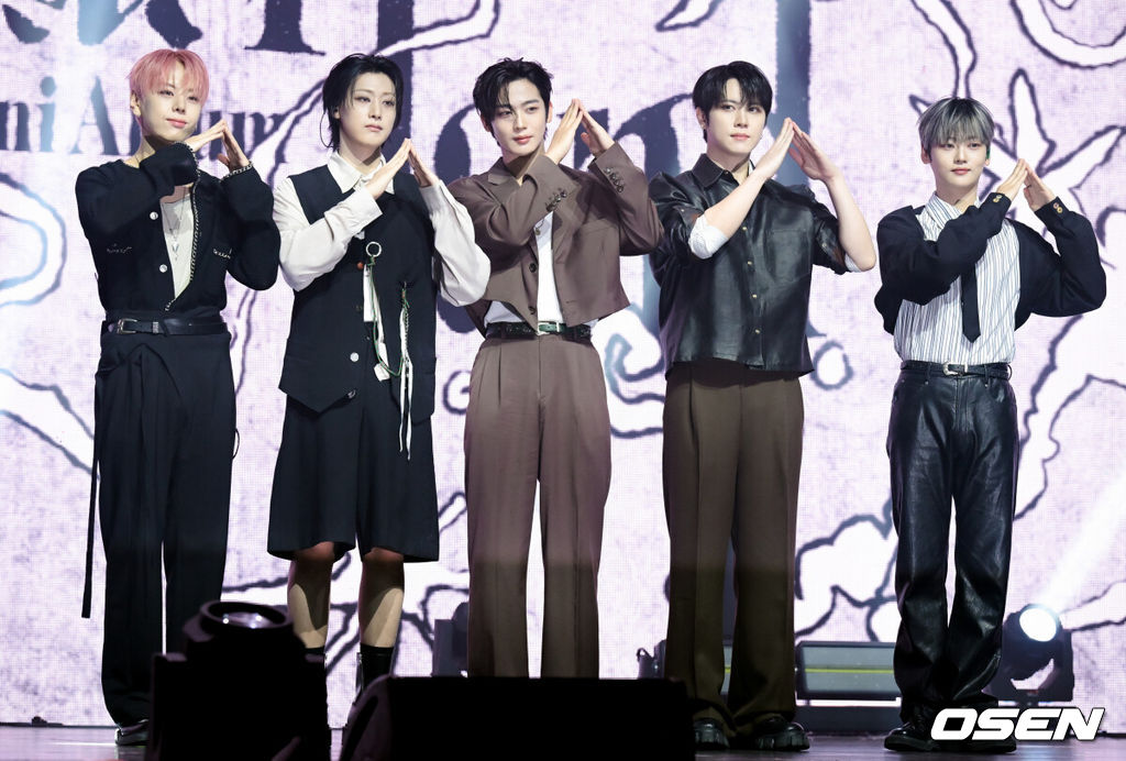 그룹 위아이(WEi)의 미니 8집 ‘Wonderland(원더랜드)’ 발매 기념 쇼케이스가 29일 서울 광진구 예스24라이브홀에서 열었다.‘Wonderland’는 위아이가 지난 1월 발매한 미니 7집 ‘The Feelings(더 필링스)’ 이후 약 9개월 만에 선보이는 새 앨범이다. 위아이가 포즈를 취하고 있다. 2025.10.29 /cej@osen.co.kr