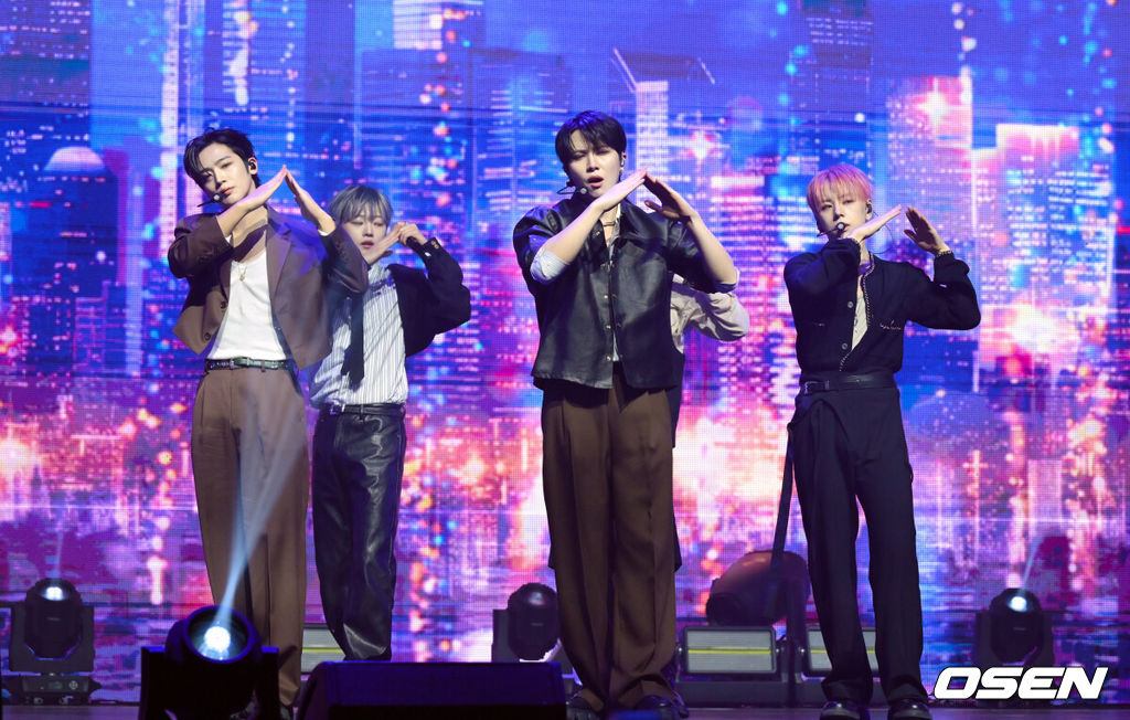 그룹 위아이(WEi)의 미니 8집 ‘Wonderland(원더랜드)’ 발매 기념 쇼케이스가 29일 서울 광진구 예스24라이브홀에서 열었다.<br /><br />‘Wonderland’는 위아이가 지난 1월 발매한 미니 7집 ‘The Feelings(더 필링스)’ 이후 약 9개월 만에 선보이는 새 앨범이다. <br /><br />위아이가 멋진 무대를 선보이고 있다. 2025.10.29 /cej@osen.co.kr