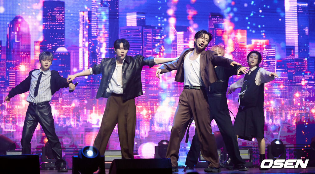 그룹 위아이(WEi)의 미니 8집 ‘Wonderland(원더랜드)’ 발매 기념 쇼케이스가 29일 서울 광진구 예스24라이브홀에서 열었다.<br /><br />‘Wonderland’는 위아이가 지난 1월 발매한 미니 7집 ‘The Feelings(더 필링스)’ 이후 약 9개월 만에 선보이는 새 앨범이다. <br /><br />위아이가 멋진 무대를 선보이고 있다. 2025.10.29 /cej@osen.co.kr