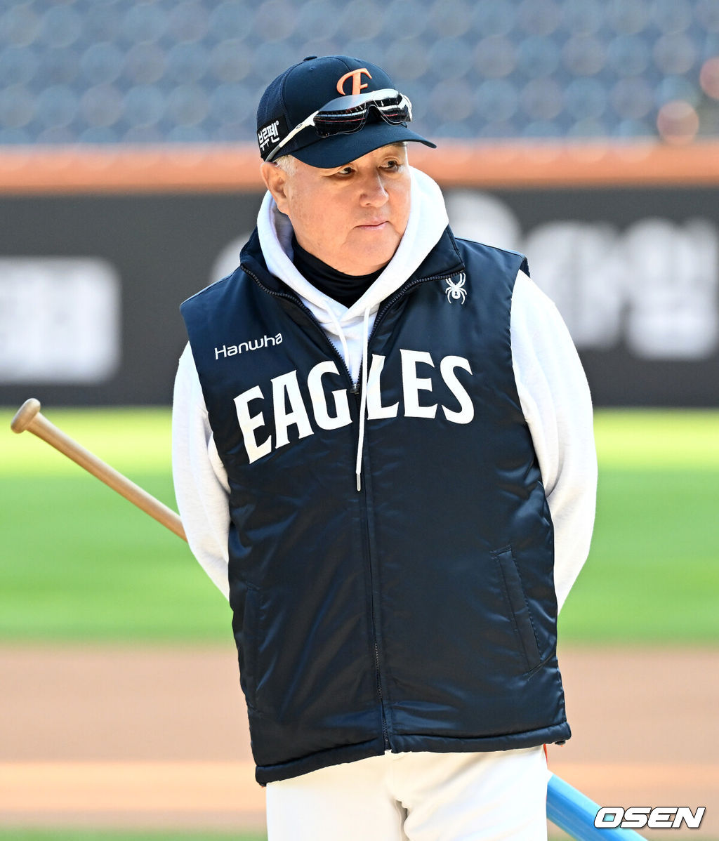 29일 대전 한화생명볼파크에서 2025 신한 SOL Bank KBO리그 포스트시즌 한국시리즈 3차전 한화 이글스와 LG 트윈스의 경기가 열렸다.이날 경기에 한화는 폰세를, LG는 손주영을 선발투수로 내세웠다. 경기에 앞서 한화 김경문 감독이 훈련 중인 선수들을 바라보고 있다. 2025.10.29 /sunday@osen.co.kr