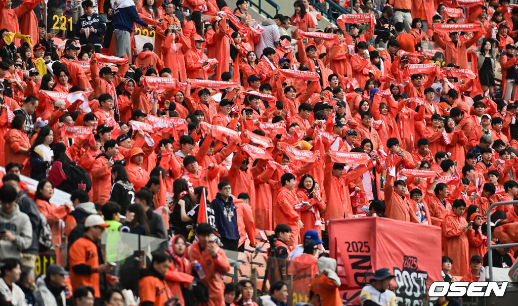 한 달 가까이 쉰 정규시즌 1위팀이 한국시리즈 1차전에서 이렇게 맹타를 휘두른 경기가 있었나. LG가 시리즈 기선을 제대로 제압하고 우승확률 73.2%를 따냈다. 프로야구 LG 트윈스는 26일 서울 잠실구장에서 열린 2025 신한 SOL뱅크 KBO 한국시리즈(7전 4선승제) 한화 이글스와의 1차전에서 8-2로 승리했다. 한화 팬들이 열띤 응원을 펼치고 있다.   2025.10.26 / soul1014@osen.co.kr