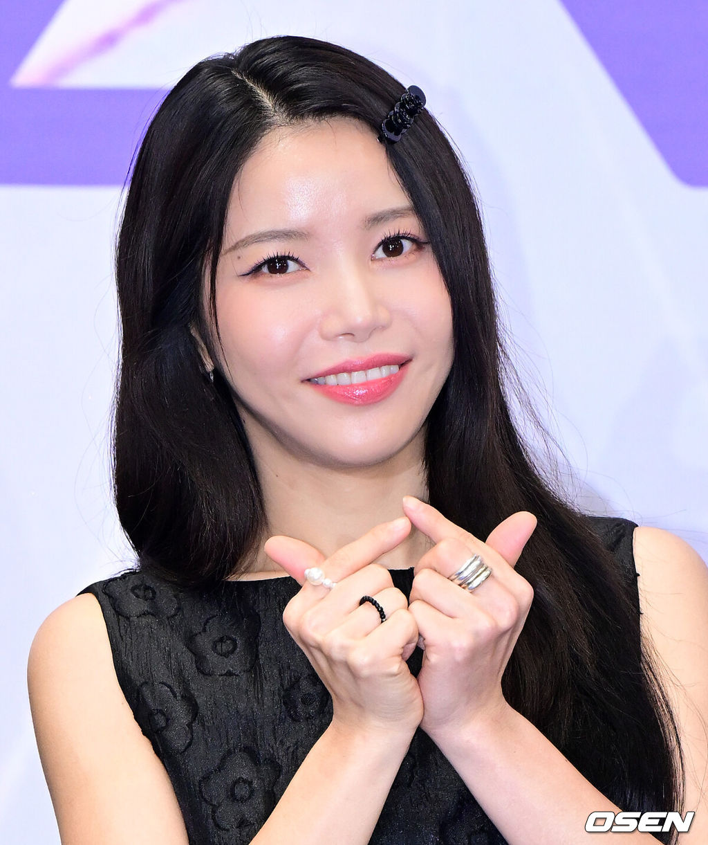 8일 오전 서울 여의도 KBS 신관 웨딩홀에서 KBS 2TV 글로벌 아이돌 데뷔 프로젝트 '메이크메이트원(MAKE MATE 1, 이하 'MA1') 제작발표회가 열렸다.'MA1'은 KBS가 약 6년 만에 론칭하는 글로벌 아이돌 데뷔 프로젝트다. '꿈꾸던 무대를 만들기 위해(MAKE) 친구(MATE)와 하나(ONE)되는 시간'이라는 의미를 품고 차근차근 시청자들을 만날 준비 중이다.마마무 솔라가 포토타임을 하고 있다. /jpnews@osen.co.kr