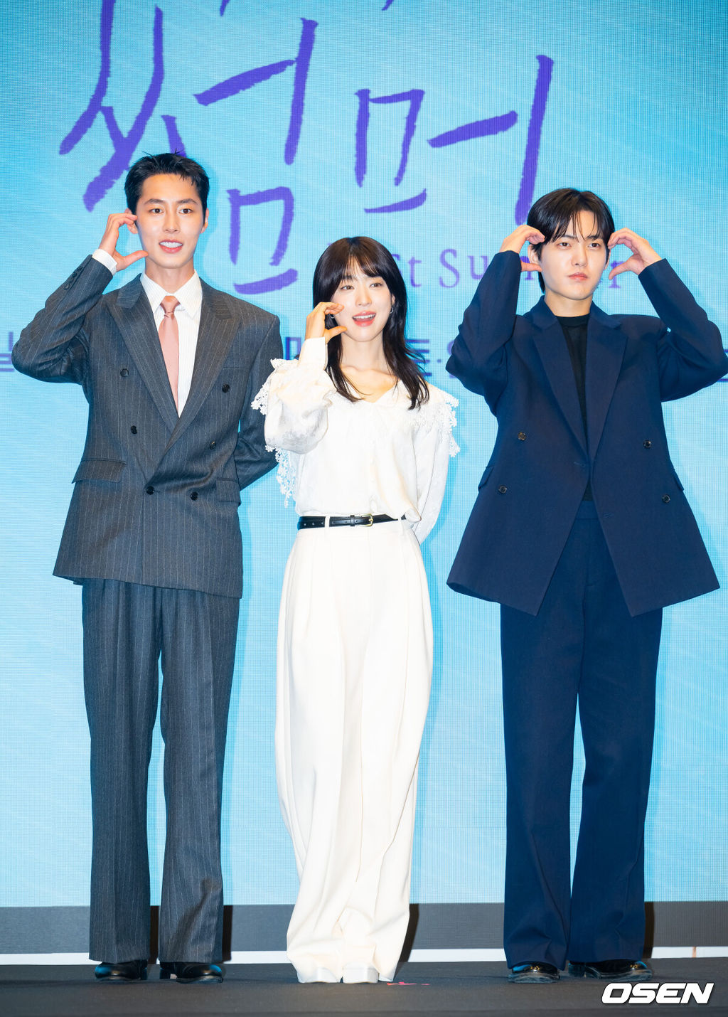 29일 서울 구로구 더세인트 그랜드볼룸에서 KBS 2TV 새 토일 미니시리즈 '마지막 썸머' 언론 제작발표회가 열렸다. KBS2 새 토일 미니시리즈 ‘마지막 썸머’(연출 민연홍 극본 전유리)는 어릴 적부터 친구인 남녀가 판도라의 상자 속에 숨겨둔 첫사랑의 진실을 마주하게 되면서 펼쳐지는 리모델링 로맨스 드라마다.배우 이재욱, 최성은, 김건우가 포즈를 취하고 있다. 2025.10.29 / rumi@osen.co.kr