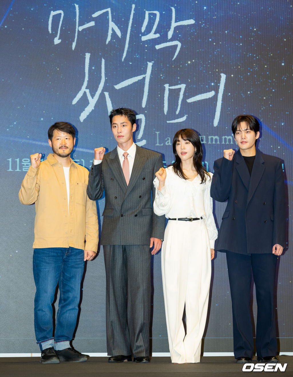 29일 서울 구로구 더세인트 그랜드볼룸에서 KBS 2TV 새 토일 미니시리즈 '마지막 썸머' 언론 제작발표회가 열렸다. KBS2 새 토일 미니시리즈 ‘마지막 썸머’(연출 민연홍 극본 전유리)는 어릴 적부터 친구인 남녀가 판도라의 상자 속에 숨겨둔 첫사랑의 진실을 마주하게 되면서 펼쳐지는 리모델링 로맨스 드라마다.감독 민연홍과 배우 이재욱, 최성은, 김건우가 포즈를 취하고 있다. 2025.10.29 / rumi@osen.co.kr