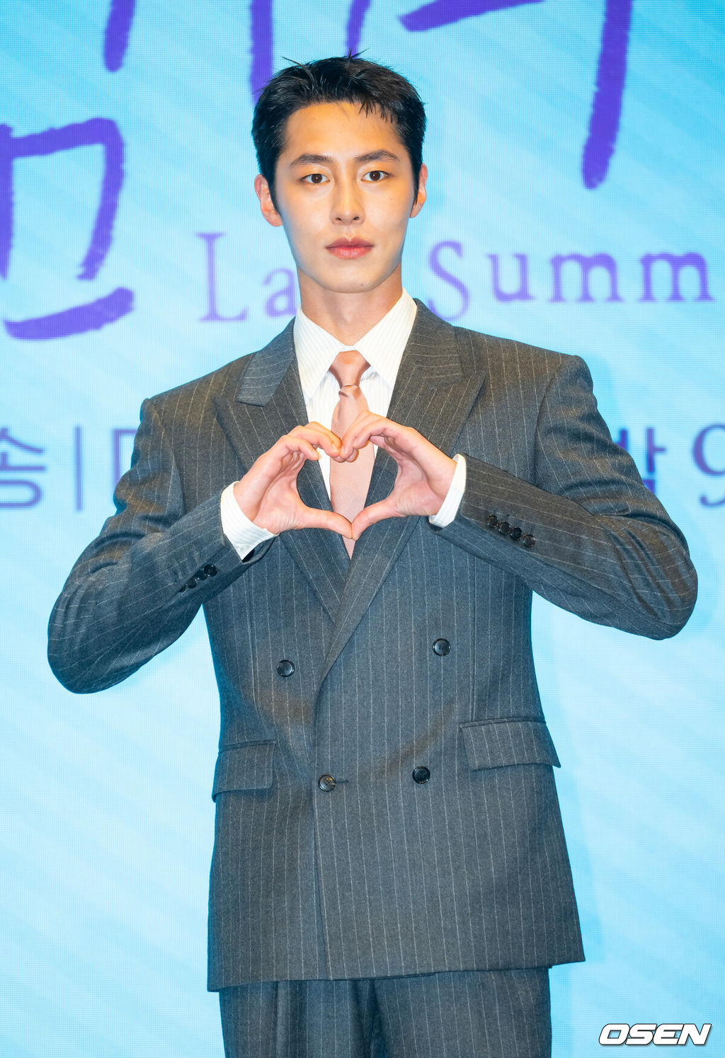 29일 서울 구로구 더세인트 그랜드볼룸에서 KBS 2TV 새 토일 미니시리즈 '마지막 썸머' 언론 제작발표회가 열렸다. KBS2 새 토일 미니시리즈 ‘마지막 썸머’(연출 민연홍 극본 전유리)는 어릴 적부터 친구인 남녀가 판도라의 상자 속에 숨겨둔 첫사랑의 진실을 마주하게 되면서 펼쳐지는 리모델링 로맨스 드라마다.배우 이재욱이 입장하며 포즈를 취하고 있다. 2025.10.29 / rumi@osen.co.kr