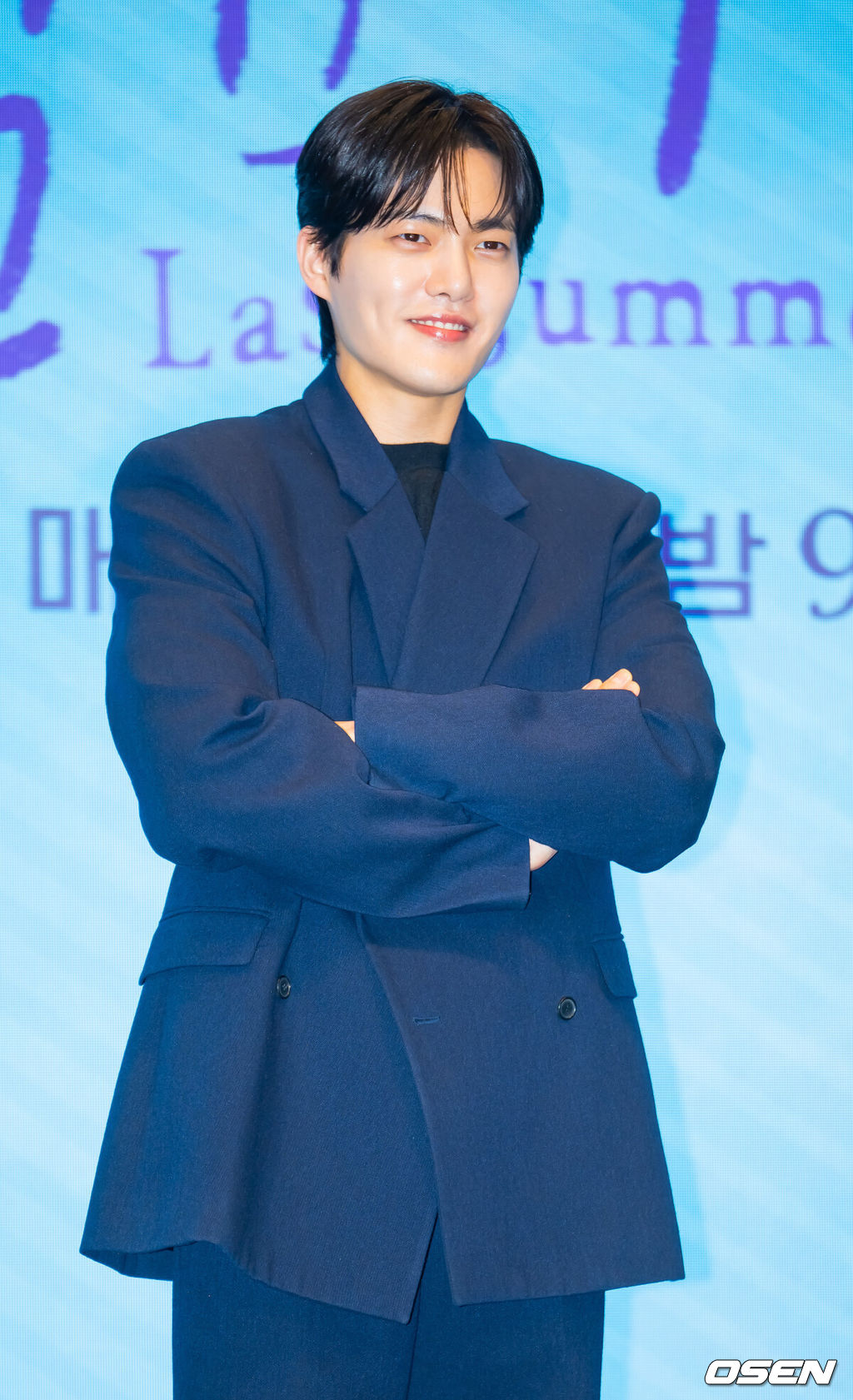 29일 서울 구로구 더세인트 그랜드볼룸에서 KBS 2TV 새 토일 미니시리즈 '마지막 썸머' 언론 제작발표회가 열렸다. KBS2 새 토일 미니시리즈 ‘마지막 썸머’(연출 민연홍 극본 전유리)는 어릴 적부터 친구인 남녀가 판도라의 상자 속에 숨겨둔 첫사랑의 진실을 마주하게 되면서 펼쳐지는 리모델링 로맨스 드라마다.배우 김건우가 포즈를 취하고 있다. 2025.10.29 / rumi@osen.co.kr