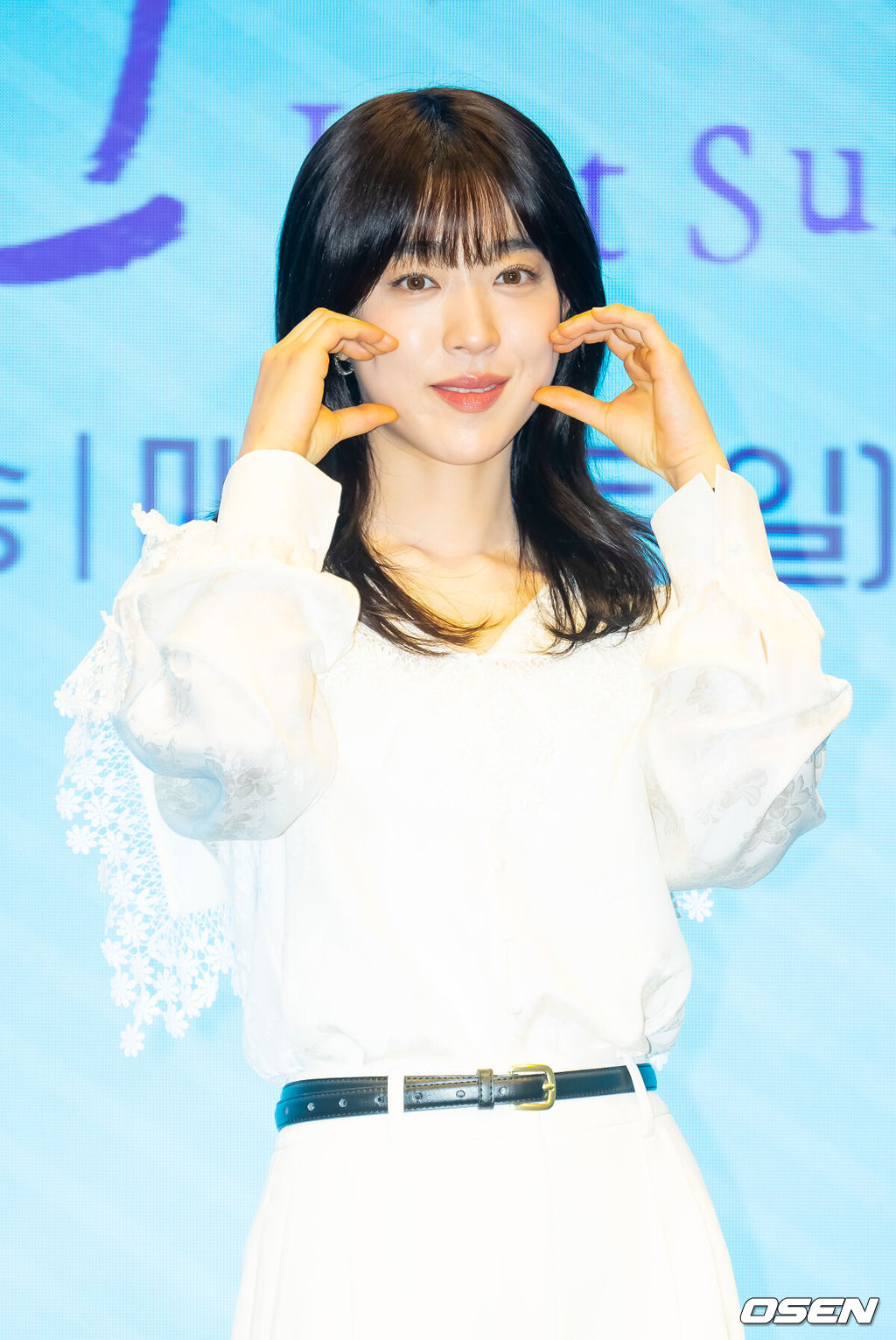 29일 서울 구로구 더세인트 그랜드볼룸에서 KBS 2TV 새 토일 미니시리즈 '마지막 썸머' 언론 제작발표회가 열렸다. KBS2 새 토일 미니시리즈 ‘마지막 썸머’(연출 민연홍 극본 전유리)는 어릴 적부터 친구인 남녀가 판도라의 상자 속에 숨겨둔 첫사랑의 진실을 마주하게 되면서 펼쳐지는 리모델링 로맨스 드라마다.배우 최정은이 입장하며 포즈를 취하고 있다. 2025.10.29 / rumi@osen.co.kr