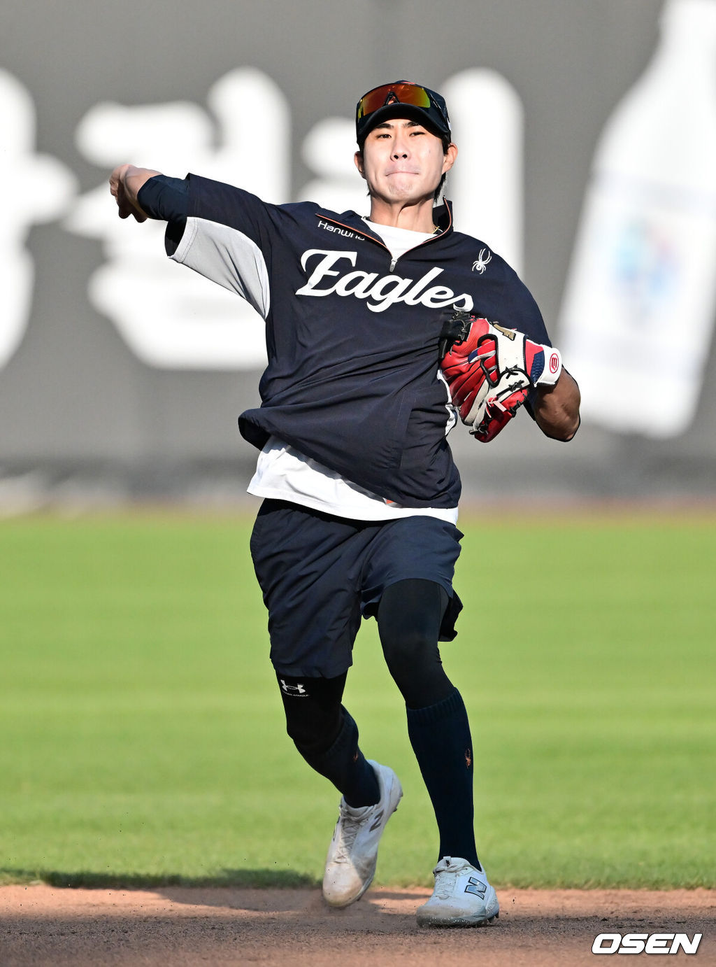 29일 대전시 중구 부사동 대전한화생명볼파크에서 2025 신한 SOL Bank KBO리그 포스트시즌 한국시리즈 3차전 한화 이글스와 LG 트윈스의 경기가 진행됐다.이날 경기에 한화는 폰세를, LG는 손주영을 선발투수로 내세웠다. 경기전 한화 심우준이 수비 훈련을 하고 있다. 2025.10.29 / soul1014@osen.co.kr