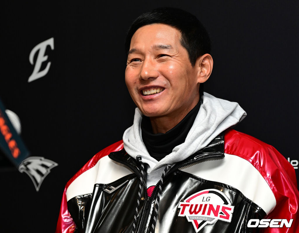 29일 대전 한화생명볼파크에서 2025 신한 SOL Bank KBO리그 포스트시즌 한국시리즈 3차전 한화 이글스와 LG 트윈스의 경기가 열렸다.이날 경기에 한화는 폰세를, LG는 손주영을 선발투수로 내세웠다. 경기에 앞서 LG 염경엽 감독이 인터뷰를 하고 있다. 2025.10.29 /jpnews@osen.co.kr