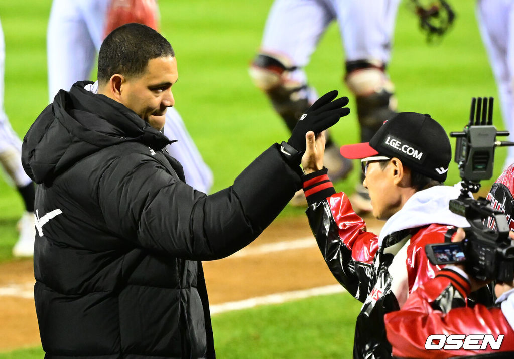 쌍둥이군단이 19년 만에 한국시리즈 마운드에 오른 류현진을 넘어 시리즈 2연승을 질주했다. 프로야구 LG 트윈스는 27일 서울 잠실구장에서 열린 2025 신한 SOL뱅크 KBO 한국시리즈(7전 4선승제) 한화 이글스와의 2차전에서 13-5 역전승을 거뒀다. 역대 한국시리즈 1~2차전 2연승은 총 21차례 있었고, 그 중 19번 우승을 차지했다. 우승 확률 90.5%. 정규시즌 1위팀이 한국시리즈 1~2차전 2연승을 한 경우는 13번으로 100%(13/13) 우승 트로피를 들어올렸다.경기를 마치고 LG 염경엽 감독이 치리노스와 승리 하이파이브를 하고 있다. 2025.10.27 /jpnews@osen.co.kr