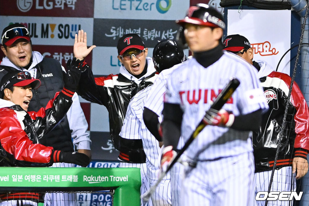 27일 오후 서울 잠실야구장에서 2025 신한 SOL Bank KBO리그 포스트시즌 한국시리즈 2차전 LG 트윈스와 한화 이글스의 경기가 열렸다.LG는 임찬규, 한화는 류현진을 선발 투수로 내세웠다.8회말 2사 1루 LG 문보경의 2점 홈런때 염경엽 감독이 문보경과 하이파이브를 하고 있다.   2025.10.27 / soul1014@osen.co.kr