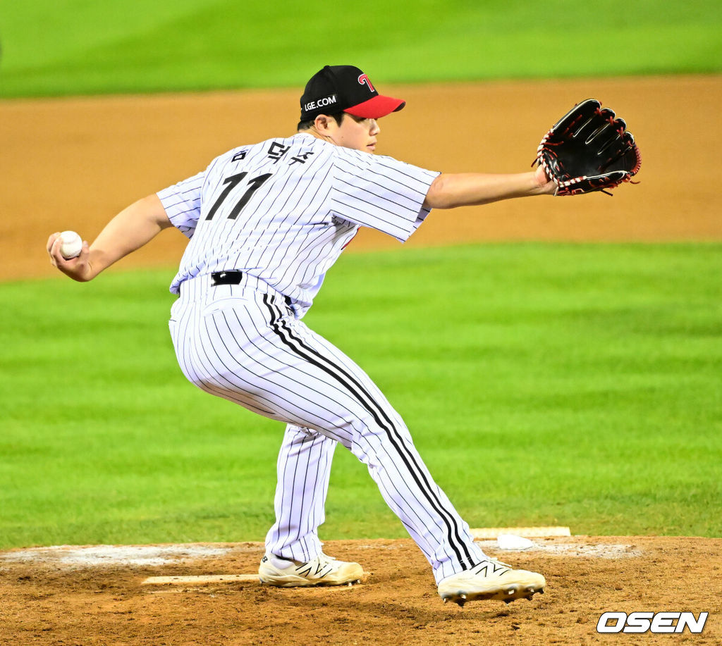 27일 오후 서울 잠실야구장에서 2025 신한 SOL Bank KBO리그 포스트시즌 한국시리즈 2차전 LG 트윈스와 한화 이글스의 경기가 열렸다.LG는 임찬규, 한화는 류현진을 선발 투수로 내세웠다.8회초 LG 함덕주가 역투하고 있다. 2025.10.27 /jpnews@osen.co.kr