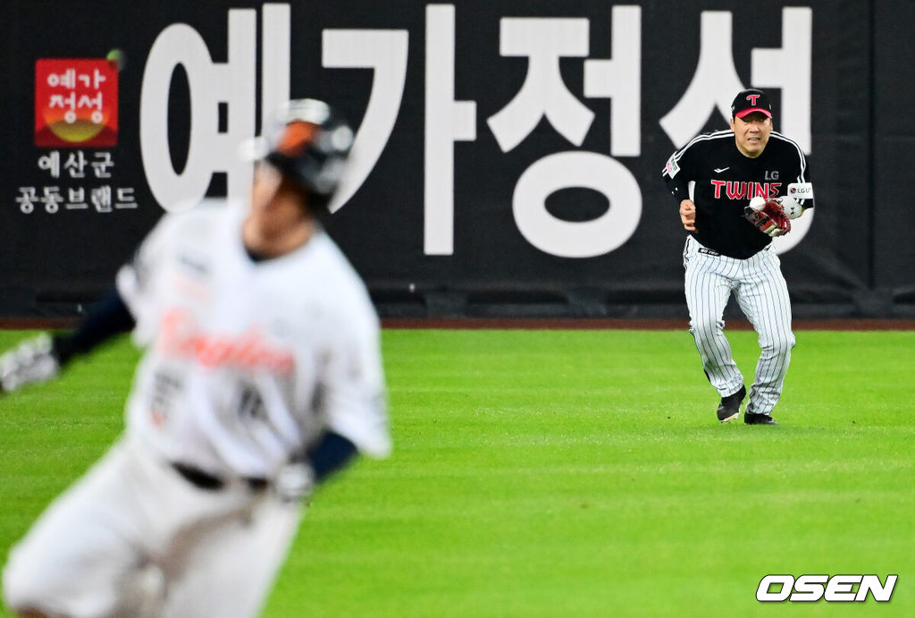 29일 대전시 중구 부사동 대전한화생명볼파크에서 2025 신한 SOL Bank KBO리그 포스트시즌 한국시리즈 3차전 한화 이글스와 LG 트윈스의 경기가 진행됐다.이날 경기에 한화는 폰세를, LG는 손주영을 선발투수로 내세웠다. 2회말 1사 1,2루에서 LG 김현수가 한화 최재훈의 좌전 안타에 실책을 범하며 선제 실점을 허용하고 있다. 2025.10.29 /jpnews@osen.co.kr