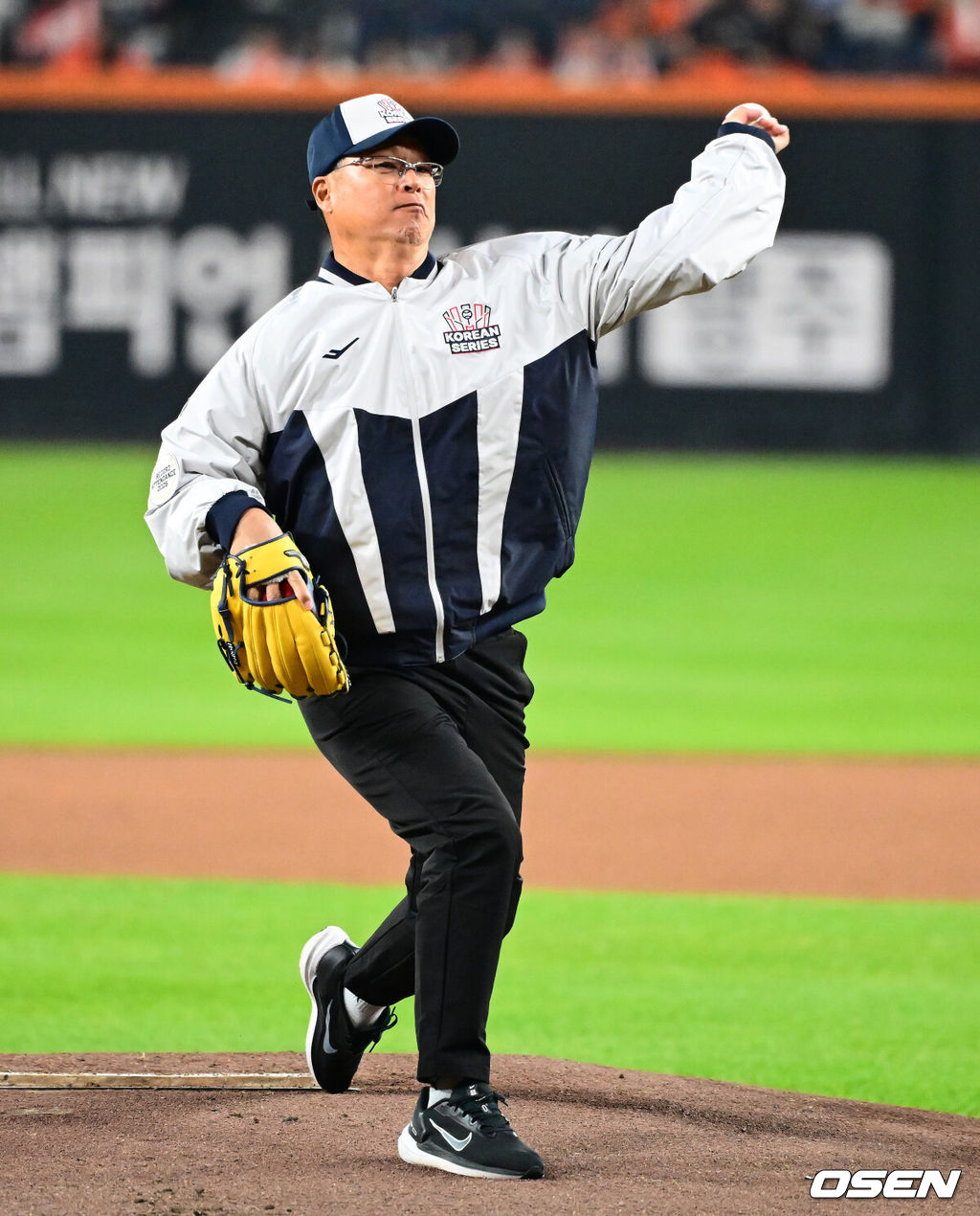 29일 대전시 중구 부사동 대전한화생명볼파크에서 2025 신한 SOL Bank KBO리그 포스트시즌 한국시리즈 3차전 한화 이글스와 LG 트윈스의 경기가 진행됐다.이날 경기에 한화는 폰세를, LG는 손주영을 선발투수로 내세웠다. 경기에 앞서 한화 1999년 우승 멤버 구대성이 시구를 하고 있다. 2025.10.29 /jpnews@osen.co.kr