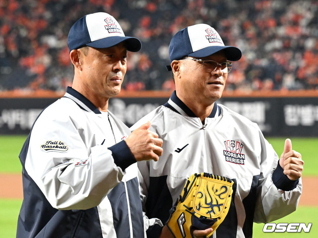 29일 대전 한화생명볼파크에서 2025 신한 SOL Bank KBO리그 포스트시즌 한국시리즈 3차전 한화 이글스와 LG 트윈스의 경기가 열렸다.이날 경기에 한화는 폰세를, LG는 손주영을 선발투수로 내세웠다. 경기에 앞서 구대성과 조경택이 시구와 시포를 마치고 기념촬영을 하고 있다. 2025.10.29 /sunday@osen.co.kr