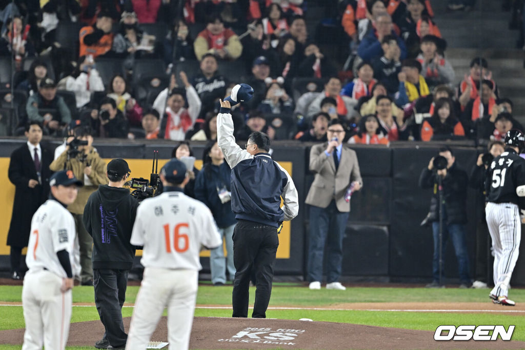 29일 대전시 중구 부사동 대전한화생명볼파크에서 2025 신한 SOL Bank KBO리그 포스트시즌 한국시리즈 3차전 한화 이글스와 LG 트윈스의 경기가 진행됐다.이날 경기에 한화는 폰세를, LG는 손주영을 선발투수로 내세웠다. 경기 앞서 구대성이 시구 마친뒤 팬들에게 인사하고 있다  2025.10.29 / soul1014@osen.co.kr
