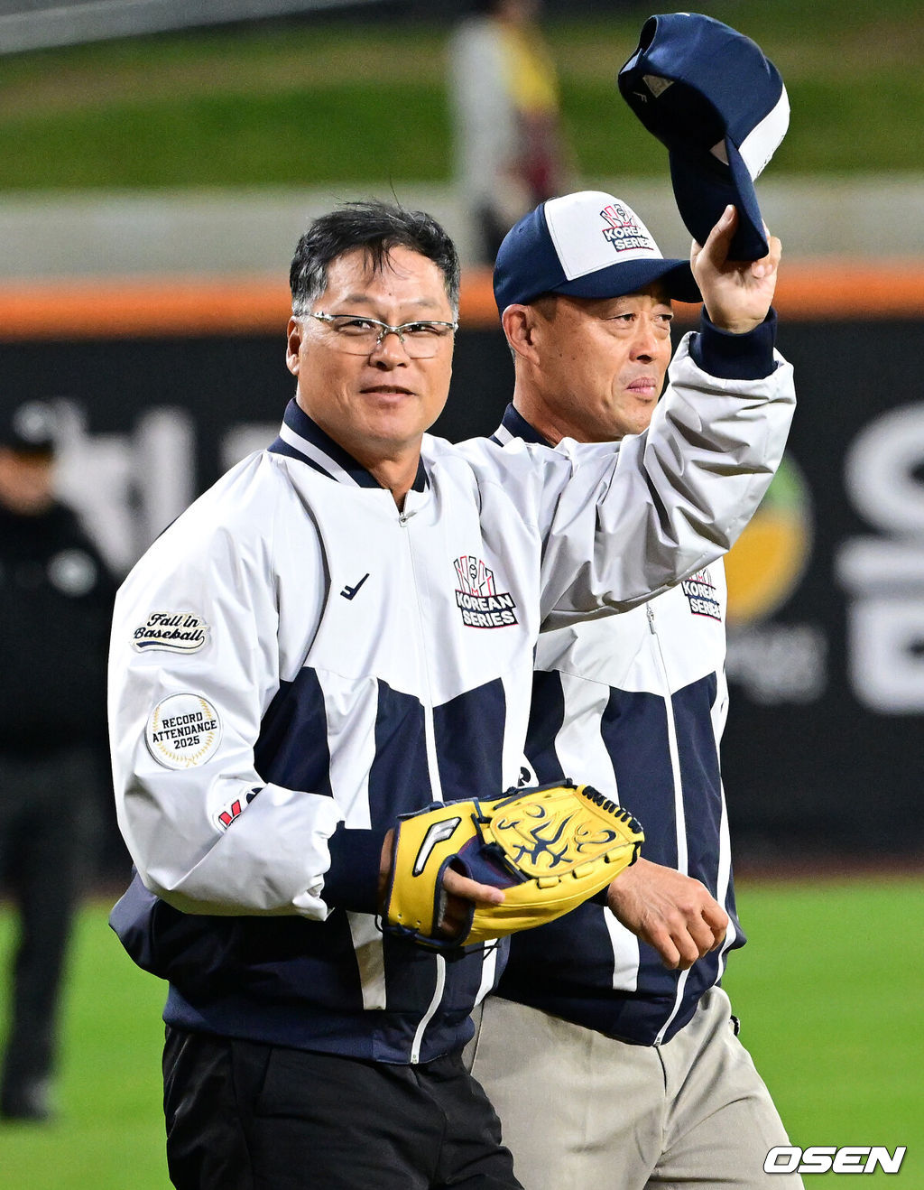 29일 대전 한화생명볼파크에서 2025 신한 SOL Bank KBO리그 포스트시즌 한국시리즈 3차전 한화 이글스와 LG 트윈스의 경기가 열렸다.이날 경기에 한화는 폰세를, LG는 손주영을 선발투수로 내세웠다. 경기에 앞서 한화 구대성과 조경택이 시구-시포를 위해 그라운드로 입장하고 있다. 2025.10.29 /sunday@osen.co.kr