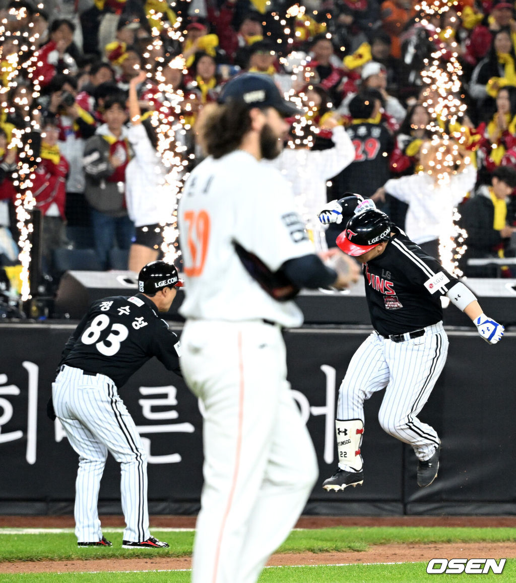 29일 대전 한화생명볼파크에서 2025 신한 SOL Bank KBO리그 포스트시즌 한국시리즈 3차전 한화 이글스와 LG 트윈스의 경기가 열렸다.이날 경기에 한화는 폰세를, LG는 손주영을 선발투수로 내세웠다. 4회초 1사에서 LG 김현수가 우중월 솔로 홈런을 치고 환호하고 있다. 2025.10.29 /sunday@osen.co.kr