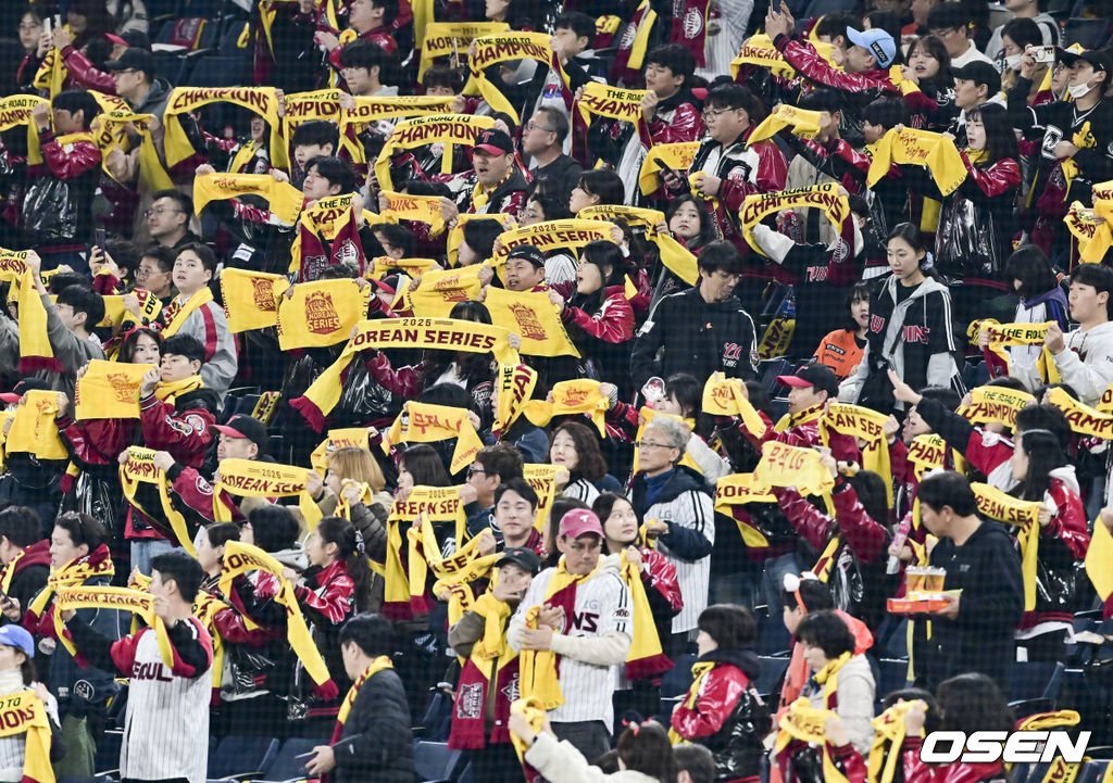 29일 대전시 중구 부사동 대전한화생명볼파크에서 2025 신한 SOL Bank KBO리그 포스트시즌 한국시리즈 3차전 한화 이글스와 LG 트윈스의 경기가 진행됐다.이날 경기에 한화는 폰세를, LG는 손주영을 선발투수로 내세웠다. 경기전 LG 응원단이 열띤 응원을 펼치고 있다.   2025.10.29 / soul1014@osen.co.kr
