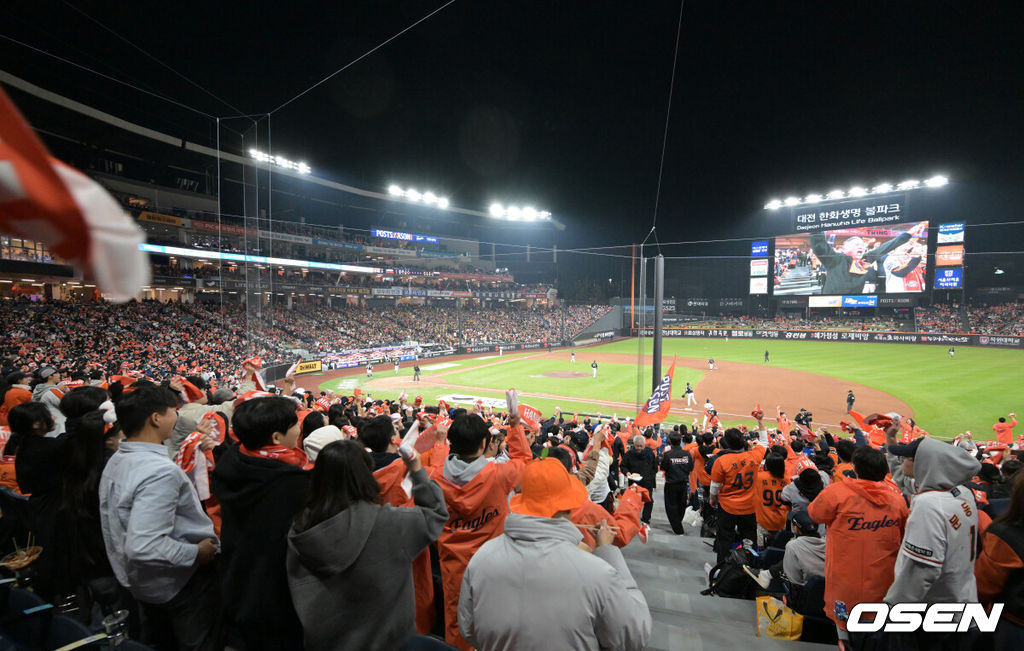 29일 대전 한화생명볼파크에서 2025 신한 SOL Bank KBO리그 포스트시즌 한국시리즈 3차전 한화 이글스와 LG 트윈스의 경기가 열렸다.이날 경기에 한화는 폰세를, LG는 손주영을 선발투수로 내세웠다. 관중석을 가득 메운 팬들이 열띤 응원을 펼치고 있다. 2025.10.29 /sunday@osen.co.kr