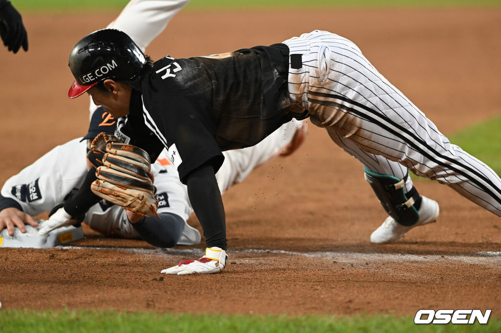 29일 대전 한화생명볼파크에서 2025 신한 SOL Bank KBO리그  한국시리즈 3차전 한화 이글스와 LG 트윈스의 경기가 열렸다.이날 경기에 한화는 폰세를, LG는 손주영을 선발투수로 내세웠다. 3회초 2사 1루 신민재가 적시 2루타를 치고 3루에서 아웃되고 있다. 2025.10.29 /spjj@osen.co.kr