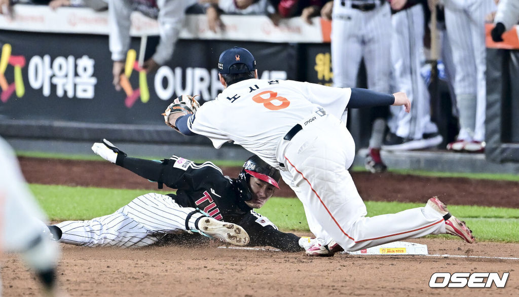 29일 대전시 중구 부사동 대전한화생명볼파크에서 2025 신한 SOL Bank KBO리그 포스트시즌 한국시리즈 3차전 한화 이글스와 LG 트윈스의 경기가 진행됐다.이날 경기에 한화는 폰세를, LG는 손주영을 선발투수로 내세웠다. 3회초 2사 1루 LG 신민재의 동점 1타점 적시타때 한화 노시환이 신민재를 3루에서 태그아웃시키고 있다.    2025.10.29 / soul1014@osen.co.kr