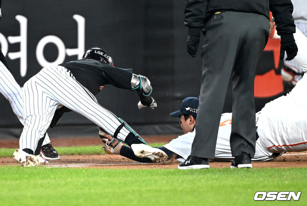 29일 대전 한화생명볼파크에서 2025 신한 SOL Bank KBO리그 포스트시즌 한국시리즈 3차전 한화 이글스와 LG 트윈스의 경기가 열렸다.이날 경기에 한화는 폰세를, LG는 손주영을 선발투수로 내세웠다. 3회초 2사 1루에서 LG 신민재가 좌중간 적시 2루타를 치고 3루로 쇄도했으나 한화 노시환에게 아웃되고 있다. 2025.10.29 /sunday@osen.co.kr