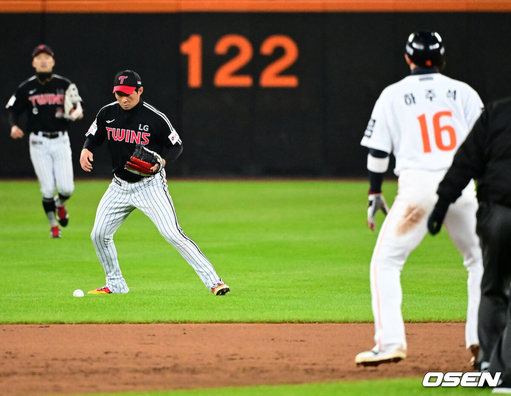 29일 대전시 중구 부사동 대전한화생명볼파크에서 2025 신한 SOL Bank KBO리그 포스트시즌 한국시리즈 3차전 한화 이글스와 LG 트윈스의 경기가 진행됐다.이날 경기에 한화는 폰세를, LG는 손주영을 선발투수로 내세웠다. 2회말 1사 1,2루에서 LG 오지환이 한화 이도윤 타구를 고의 낙구를 하고 있다. 1,2루 주자 태그아웃 시키며 이닝 종료. 2025.10.29 /jpnews@osen.co.kr