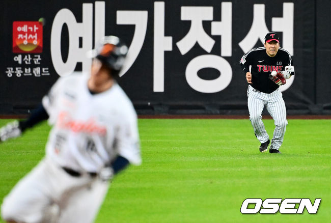 [OSEN=대전, 지형준 기자] 29일 대전시 중구 부사동 대전한화생명볼파크에서 2025 신한 SOL Bank KBO리그 포스트시즌 한국시리즈 3차전 한화 이글스와 LG 트윈스의 경기가 진행됐다.이날 경기에 한화는 폰세를, LG는 손주영을 선발투수로 내세웠다. 2회말 1사 1,2루에서 LG 김현수가 한화 최재훈의 좌전 안타에 실책을 범하며 선제 실점을 허용하고 있다. 2025.10.29 /jpnews@osen.co.kr