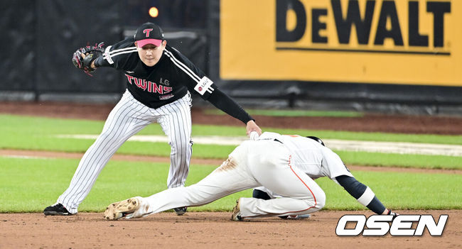 [OSEN=대전, 박준형 기자] 29일 대전시 중구 부사동 대전한화생명볼파크에서 2025 신한 SOL Bank KBO리그 포스트시즌 한국시리즈 3차전 한화 이글스와 LG 트윈스의 경기가 진행됐다.이날 경기에 한화는 폰세를, LG는 손주영을 선발투수로 내세웠다. 2회말 1사 1,2루 한화 이도윤의 내야뜬공때 LG 손주영 투수가 2루 주자 하주석을 태그아웃시키고 있다   2025.10.29 / soul1014@osen.co.kr