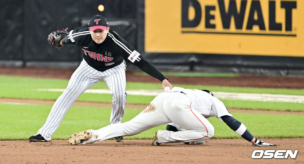 29일 대전시 중구 부사동 대전한화생명볼파크에서 2025 신한 SOL Bank KBO리그 포스트시즌 한국시리즈 3차전 한화 이글스와 LG 트윈스의 경기가 진행됐다.이날 경기에 한화는 폰세를, LG는 손주영을 선발투수로 내세웠다. 2회말 1사 1,2루 한화 이도윤의 내야뜬공때 LG 손주영 투수가 2루 주자 하주석을 태그아웃시키고 있다   2025.10.29 / soul1014@osen.co.kr