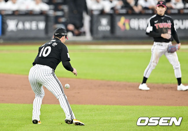 [OSEN=대전, 박준형 기자] 29일 대전시 중구 부사동 대전한화생명볼파크에서 2025 신한 SOL Bank KBO리그 포스트시즌 한국시리즈 3차전 한화 이글스와 LG 트윈스의 경기가 진행됐다.이날 경기에 한화는 폰세를, LG는 손주영을 선발투수로 내세웠다. 2회말 1사 1,2루 한화 이도윤의 내야뜬공때 오지환 유격수가 고의 낙구하고 있다.   2025.10.29 / soul1014@osen.co.kr
