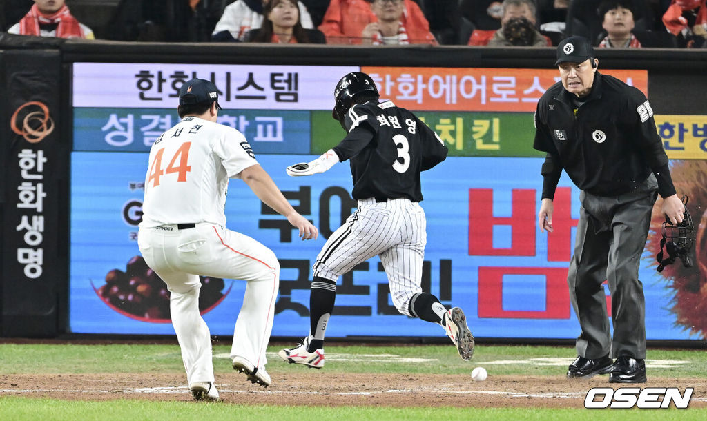 29일 대전시 중구 부사동 대전한화생명볼파크에서 2025 신한 SOL Bank KBO리그 포스트시즌 한국시리즈 3차전 한화 이글스와 LG 트윈스의 경기가 진행됐다.이날 경기에 한화는 폰세를, LG는 손주영을 선발투수로 내세웠다. 8회초 1사 1,3루 LG 오스틴의 타석 폭투를 틈타 3루 대주자 최원영이 득점 올리고 있다. 2025.10.29 / soul1014@osen.co.kr