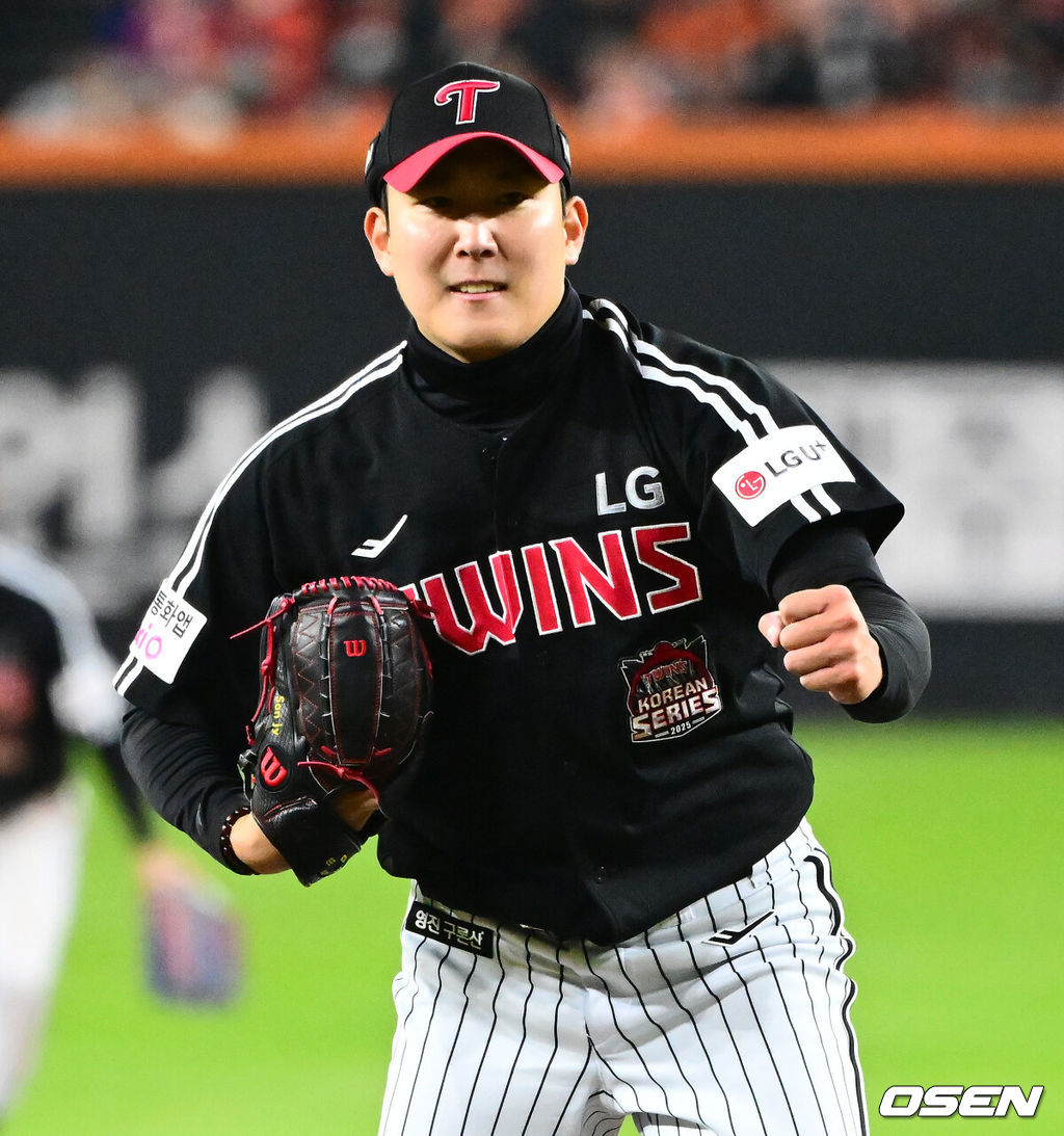 29일 대전시 중구 부사동 대전한화생명볼파크에서 2025 신한 SOL Bank KBO리그 포스트시즌 한국시리즈 3차전 한화 이글스와 LG 트윈스의 경기가 진행됐다.이날 경기에 한화는 폰세를, LG는 손주영을 선발투수로 내세웠다. 4회말 2사에서 LG 손주영이 한화 이진영을 삼진 처리하며 주먹을 움켜쥐고 있다. 2025.10.29 /jpnews@osen.co.kr