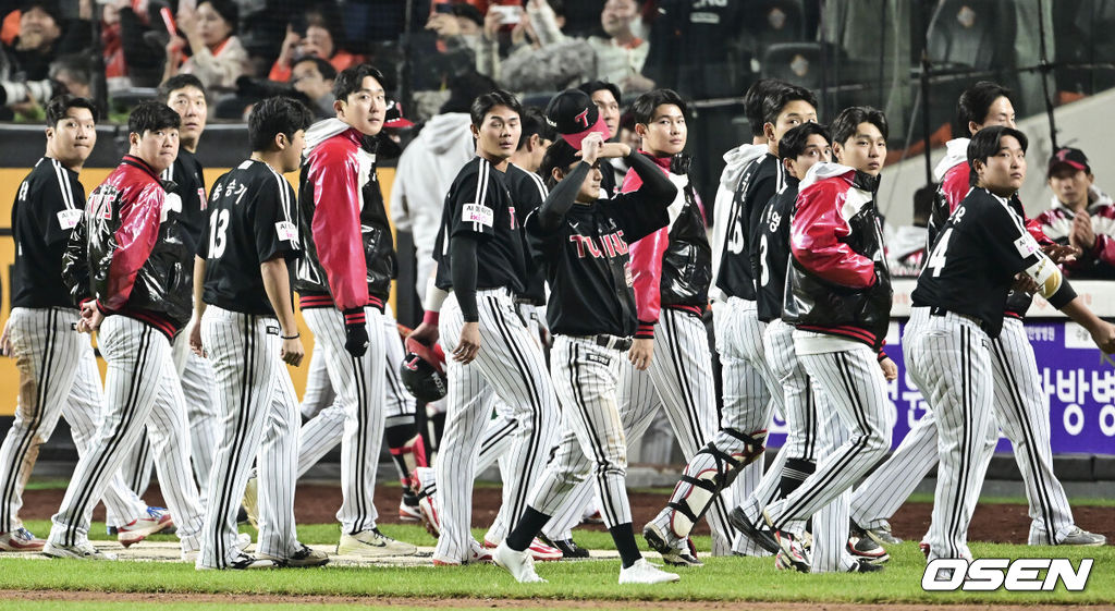 프로야구 한화 이글스가 극적인 역전승으로 반격에 성공했다. 한화는 29일 대전 한화생명볼파크에서 열린 2025 신한 SOL뱅크 KBO 한국시리즈 3차전 LG 트윈스와의 경기에서 7-3 역전승을 거뒀다. 1차전과 2차전을 모두 내준 한화는 이날 승리로 시리즈 전적 1승 2패 추격을 시작했다. 경기종료 후 LG 선수들이 패배에 아쉬워하고 있다.  2025.10.29 / soul1014@osen.co.kr