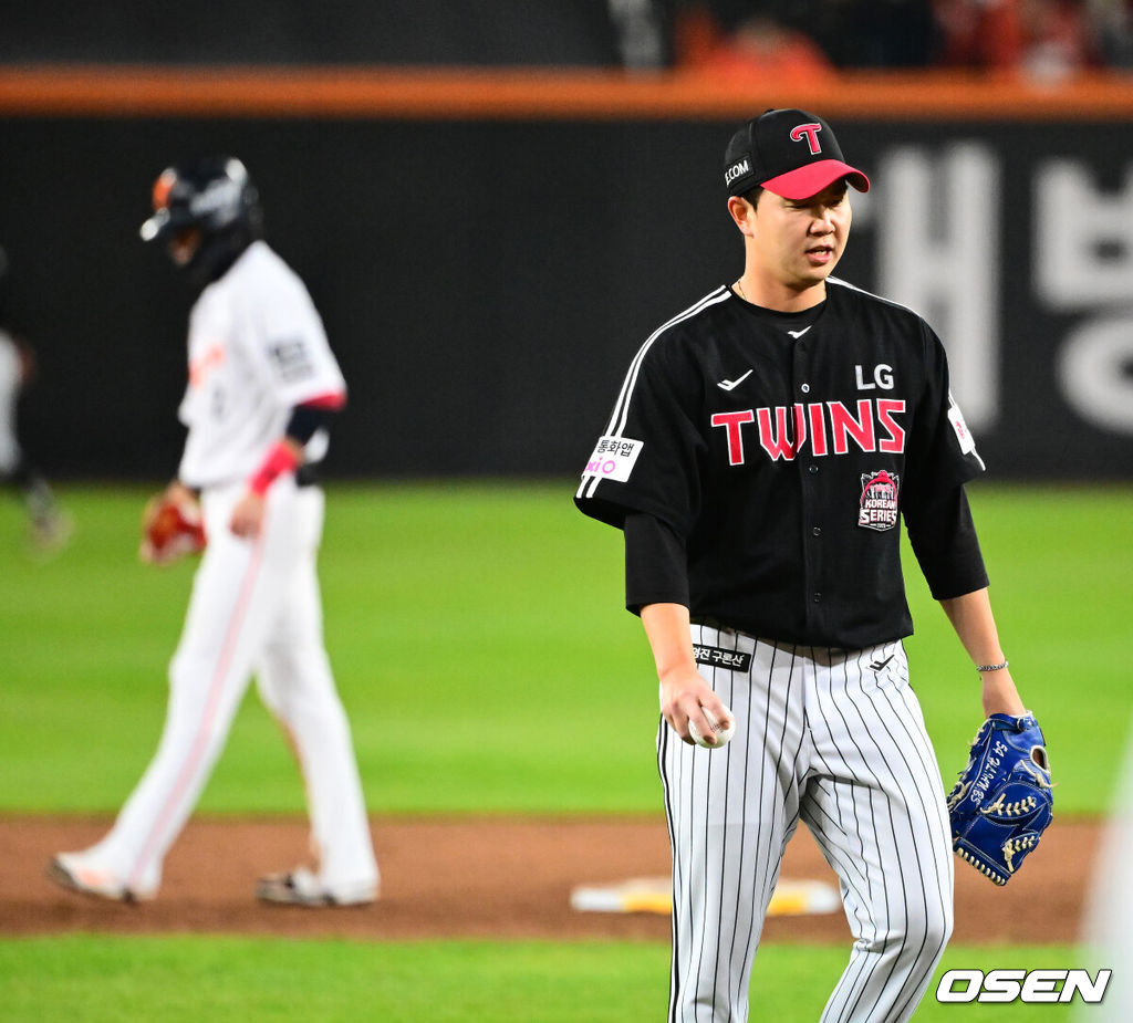 29일 대전시 중구 부사동 대전한화생명볼파크에서 2025 신한 SOL Bank KBO리그 포스트시즌 한국시리즈 3차전 한화 이글스와 LG 트윈스의 경기가 진행됐다.이날 경기에 한화는 폰세를, LG는 손주영을 선발투수로 내세웠다. 8회말 2사 만루에서 LG 유영찬이 한화 심우준에게 2타점 역전 적시타를 허용하며 아쉬워하고 있다. 2025.10.29 /jpnews@osen.co.kr