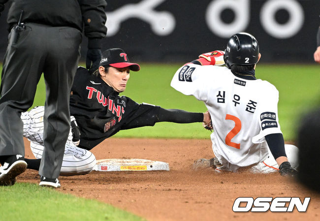 [OSEN=대전, 이대선 기자] 29일 대전 한화생명볼파크에서 2025 신한 SOL Bank KBO리그 포스트시즌 한국시리즈 3차전 한화 이글스와 LG 트윈스의 경기가 열렸다.이날 경기에 한화는 폰세를, LG는 손주영을 선발투수로 내세웠다. 7회말 1사 1루에서 한화 1루주자 심우준이 도루에 실패하고 있다. 2025.10.29 /sunday@osen.co.kr