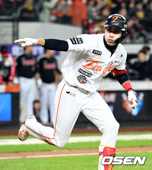 [OSEN=대전, 이대선 기자] 29일 대전 한화생명볼파크에서 2025 신한 SOL Bank KBO리그 포스트시즌 한국시리즈 3차전 한화 이글스와 LG 트윈스의 경기가 열렸다.이날 경기에 한화는 폰세를, LG는 손주영을 선발투수로 내세웠다. 8회말 2사 만루에서 한화 심우준이 좌전 2타점 적시 2루타를 치고 환호하고 있다. 2025.10.29 /sunday@osen.co.kr