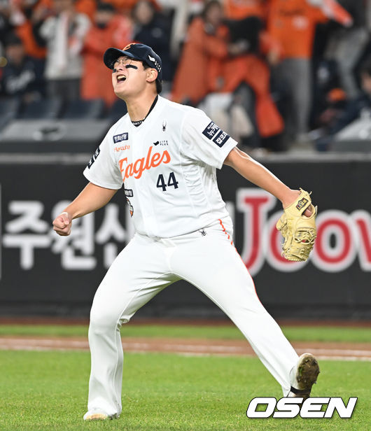 [OSEN=대전, 손용호 기자] 프로야구 한화 이글스가 극적인 역전승으로 반격에 성공했다. 한화는 29일 대전 한화생명볼파크에서 열린 2025 신한 SOL뱅크 KBO 한국시리즈 3차전 LG 트윈스와의 경기에서 7-3 역전승을 거뒀다. 1차전과 2차전을 모두 내준 한화는 이날 승리로 시리즈 전적 1승 2패 추격을 시작했다. 경기를 마치고 한화 김서현이 승리를 기뻐하고 있다.  2025.10.29 /spjj@osen.co.kr