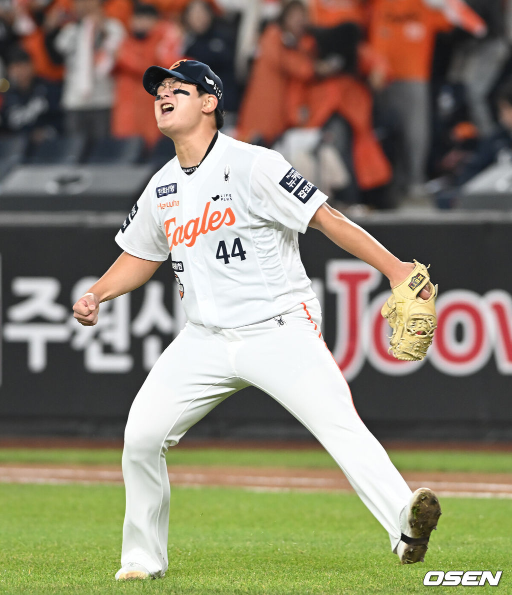 프로야구 한화 이글스가 극적인 역전승으로 반격에 성공했다. 한화는 29일 대전 한화생명볼파크에서 열린 2025 신한 SOL뱅크 KBO 한국시리즈 3차전 LG 트윈스와의 경기에서 7-3 역전승을 거뒀다. 1차전과 2차전을 모두 내준 한화는 이날 승리로 시리즈 전적 1승 2패 추격을 시작했다. 경기를 마치고 한화 김서현이 승리를 기뻐하고 있다.  2025.10.29 /spjj@osen.co.kr