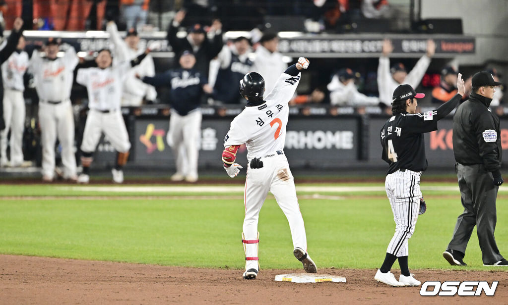 29일 대전시 중구 부사동 대전한화생명볼파크에서 2025 신한 SOL Bank KBO리그 포스트시즌 한국시리즈 3차전 한화 이글스와 LG 트윈스의 경기가 진행됐다.이날 경기에 한화는 폰세를, LG는 손주영을 선발투수로 내세웠다. 8회말 2사 만루 한화 심우준이 역전 2타점 적시 2루타를 날린뒤 환호하고 있다  2025.10.29 / soul1014@osen.co.kr