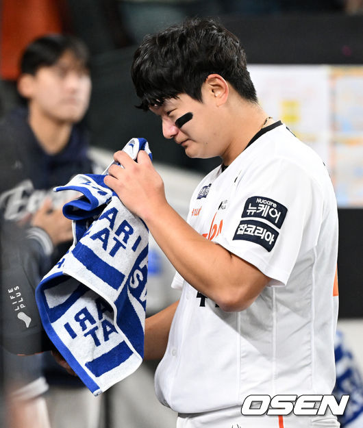 [OSEN=대전, 이대선 기자] 프로야구 한화 이글스가 극적인 역전승으로 반격에 성공했다. 한화는 29일 대전 한화생명볼파크에서 열린 2025 신한 SOL뱅크 KBO 한국시리즈 3차전 LG 트윈스와의 경기에서 7-3 역전승을 거뒀다. 1차전과 2차전을 모두 내준 한화는 이날 승리로 시리즈 전적 1승 2패 추격을 시작했다. 경기 종료 후 한화 김서현이 더그아웃에서 눈물을 흘리고 있다. 2025.10.29 /sunday@osen.co.kr