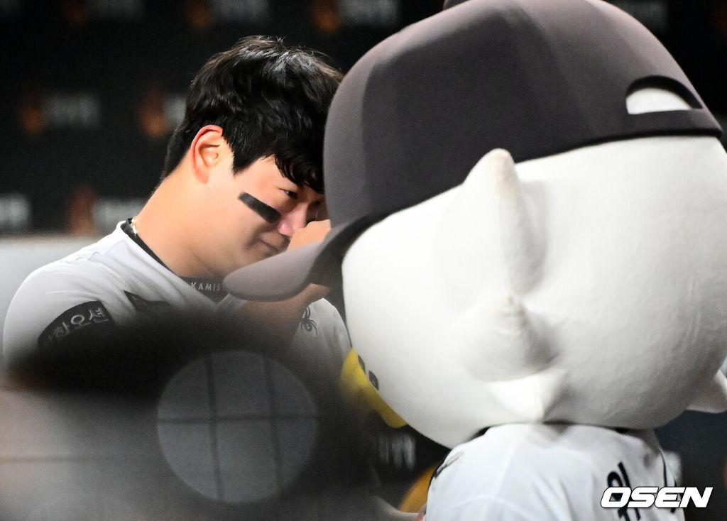 프로야구 한화 이글스가 극적인 역전승으로 반격에 성공했다. 한화는 29일 대전 한화생명볼파크에서 열린 2025 신한 SOL뱅크 KBO 한국시리즈 3차전 LG 트윈스와의 경기에서 7-3 역전승을 거뒀다. 1차전과 2차전을 모두 내준 한화는 이날 승리로 시리즈 전적 1승 2패 추격을 시작했다. 경기를 마치고 한화 김서현이 눈물을 흘리고 있다. 2025.10.29 /jpnews@osen.co.kr