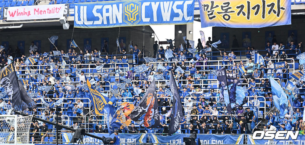 18일 울산 문수축구경기장에서 하나은행 K리그1 2025 울산 HD와 광주FC의 경기가 열렸다. 신태용 감독 경질을 두고 후폭풍이 몰아친 울산은 급격히 무너져 강등권까지 추락했고, 반면 광주FC는 파이널A 진출의 마지막 불씨를 살리기 위해 총력전에 나섰다.울산 HD 팬들이 응원을 하고 있다. 2025.10.18 / foto0307@osen.co.kr