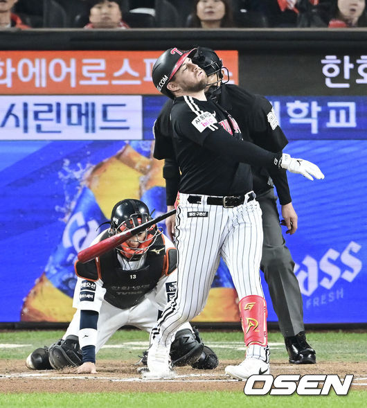 [OSEN=대전, 박준형 기자] 29일 대전시 중구 부사동 대전한화생명볼파크에서 2025 신한 SOL Bank KBO리그 포스트시즌 한국시리즈 3차전 한화 이글스와 LG 트윈스의 경기가 진행됐다.이날 경기에 한화는 폰세를, LG는 손주영을 선발투수로 내세웠다. 6회초 1사 2루 LG 오스틴이 헛스윙 삼진 아웃 당하고 있다. . 2025.10.29 / soul1014@osen.co.kr