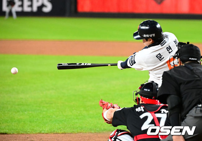 [OSEN=대전, 지형준 기자] 29일 대전시 중구 부사동 대전한화생명볼파크에서 2025 신한 SOL Bank KBO리그 포스트시즌 한국시리즈 3차전 한화 이글스와 LG 트윈스의 경기가 진행됐다.이날 경기에 한화는 폰세를, LG는 손주영을 선발투수로 내세웠다. 1회말 2사에서 한화 문현빈이 중전 안타를 날리고 있다. 2025.10.29 /jpnews@osen.co.kr