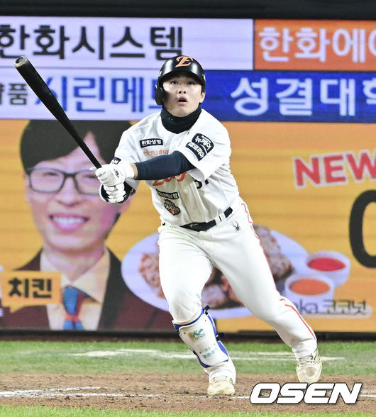 [OSEN=대전, 박준형 기자] 29일 대전시 중구 부사동 대전한화생명볼파크에서 2025 신한 SOL Bank KBO리그 포스트시즌 한국시리즈 3차전 한화 이글스와 LG 트윈스의 경기가 진행됐다.이날 경기에 한화는 폰세를, LG는 손주영을 선발투수로 내세웠다. 8회말 1사 1,3루 한화 문현빈이 1타점 적시타를 날리고 있다.  2025.10.29 / soul1014@osen.co.kr