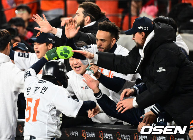 [OSEN=대전, 지형준 기자] 프로야구 한화 이글스가 극적인 역전승으로 반격에 성공했다. 한화는 29일 대전 한화생명볼파크에서 열린 2025 신한 SOL뱅크 KBO 한국시리즈 3차전 LG 트윈스와의 경기에서 7-3 역전승을 거뒀다. 1차전과 2차전을 모두 내준 한화는 이날 승리로 시리즈 전적 1승 2패 추격을 시작했다. 8회말 2사 만루에서 한화 심우준의 역전 2타점 적시 2루타에 더그아웃의 동료선수들이 득점에 성공한 문현빈과 기뻐하고 있다. 2025.10.29 /jpnews@osen.co.kr